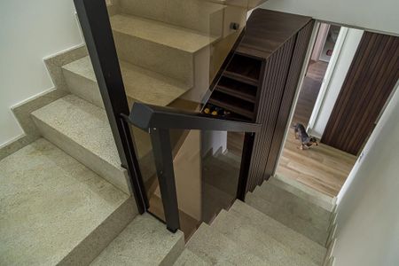 Apartamento à venda com 186m², 3 quartos e 2 vagas Apartamento à venda com 186m², 3 quartos e 2 vagasEscada