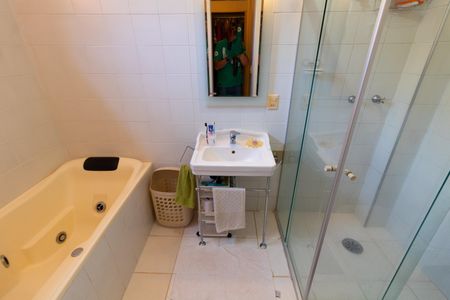 Casa de condomínio à venda com 350m², 3 quartos e 4 vagas Casa de condomínio à venda com 350m², 3 quartos e 4 vagasBANHEIRO DA SUITE