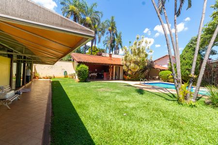 Casa de condomínio à venda com 350m², 3 quartos e 4 vagas Casa de condomínio à venda com 350m², 3 quartos e 4 vagasÁREA EXTERNA FUNDOS
