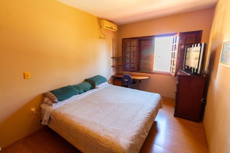 Casa de condomínio à venda com 350m², 3 quartos e 4 vagas Casa de condomínio à venda com 350m², 3 quartos e 4 vagasSUITE