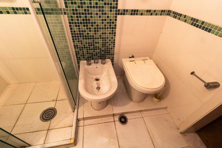 Casa à venda com 500m², 4 quartos e 16 vagas Casa à venda com 500m², 4 quartos e 16 vagasBanheiro da Suíte 1