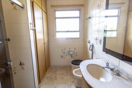 Casa à venda com 500m², 4 quartos e 16 vagas Casa à venda com 500m², 4 quartos e 16 vagasBanheiro da Suíte 2