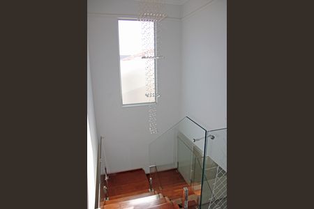 Casa de condomínio para alugar com 180m², 3 quartos e 4 vagasEscada