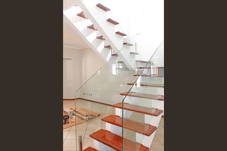 Casa de condomínio para alugar com 180m², 3 quartos e 4 vagasEscada