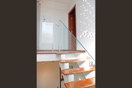 Casa de condomínio para alugar com 180m², 3 quartos e 4 vagasEscada