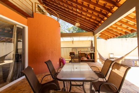 Casa à venda com 440m², 5 quartos e 4 vagas Casa à venda com 440m², 5 quartos e 4 vagasQuintal