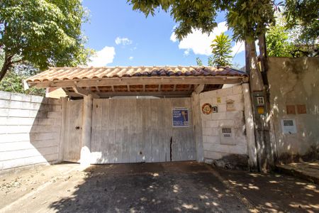 Casa à venda com 440m², 5 quartos e 4 vagas Casa à venda com 440m², 5 quartos e 4 vagasFachada