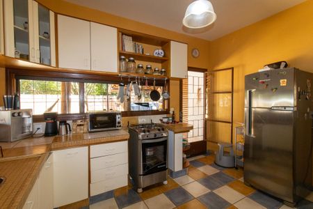 Casa à venda com 440m², 5 quartos e 4 vagas Casa à venda com 440m², 5 quartos e 4 vagasCozinha