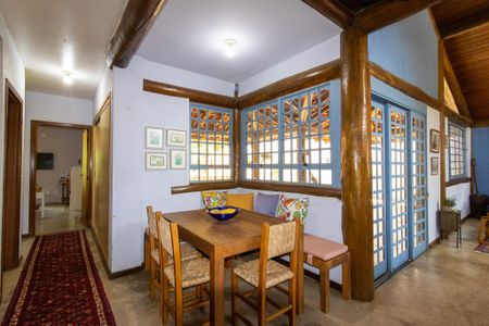 Casa à venda com 440m², 5 quartos e 4 vagas Casa à venda com 440m², 5 quartos e 4 vagasSala