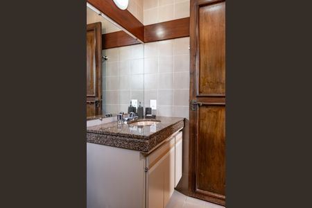 Casa à venda com 450m², 4 quartos e 4 vagas Casa à venda com 450m², 4 quartos e 4 vagasBanheiro Social