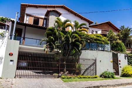 Casa à venda com 450m², 4 quartos e 4 vagas Casa à venda com 450m², 4 quartos e 4 vagasFachada