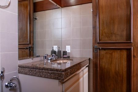 Casa à venda com 450m², 4 quartos e 4 vagas Casa à venda com 450m², 4 quartos e 4 vagasBanheiro Social