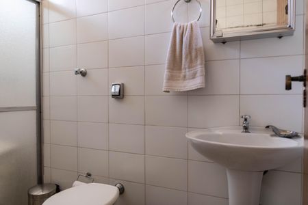 Casa à venda com 450m², 4 quartos e 4 vagas Casa à venda com 450m², 4 quartos e 4 vagasBanheiro de serviço