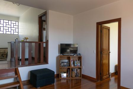 Casa à venda com 450m², 4 quartos e 4 vagas Casa à venda com 450m², 4 quartos e 4 vagasSala 2