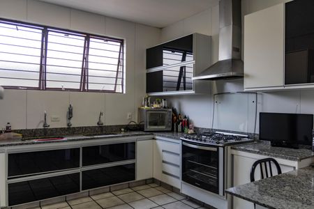 Casa à venda com 450m², 4 quartos e 4 vagas Casa à venda com 450m², 4 quartos e 4 vagasCozinha