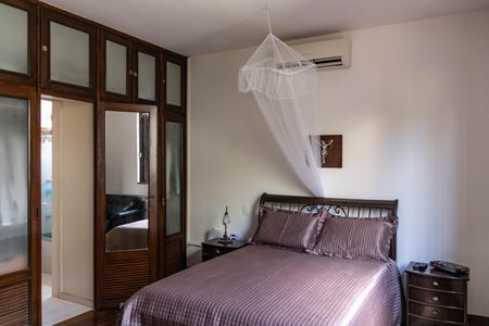 Casa à venda com 450m², 4 quartos e 4 vagas Casa à venda com 450m², 4 quartos e 4 vagasSuíte 1