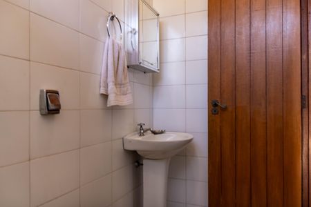 Casa à venda com 450m², 4 quartos e 4 vagas Casa à venda com 450m², 4 quartos e 4 vagasBanheiro de serviço