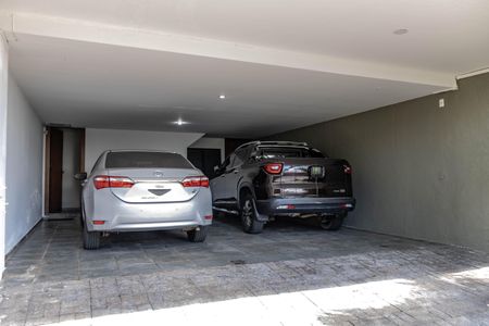 Casa à venda com 450m², 4 quartos e 4 vagas Casa à venda com 450m², 4 quartos e 4 vagasGaragem