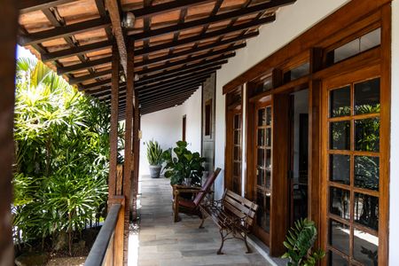 Casa à venda com 450m², 4 quartos e 4 vagas Casa à venda com 450m², 4 quartos e 4 vagasEntrada