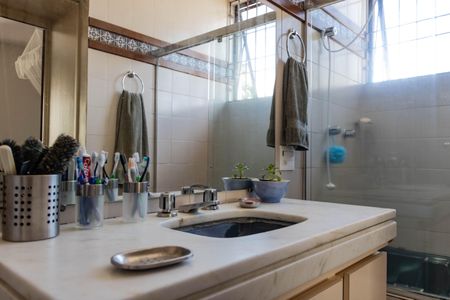 Casa à venda com 450m², 4 quartos e 4 vagas Casa à venda com 450m², 4 quartos e 4 vagasBanheiro da Suíte 1