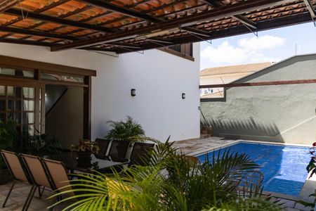 Casa à venda com 450m², 4 quartos e 4 vagas Casa à venda com 450m², 4 quartos e 4 vagasPiscina