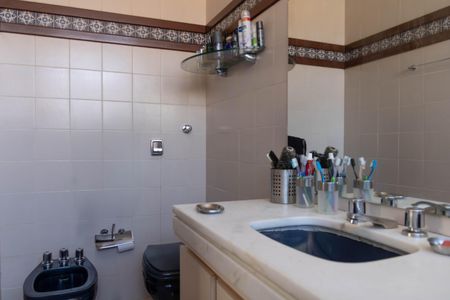 Casa à venda com 450m², 4 quartos e 4 vagas Casa à venda com 450m², 4 quartos e 4 vagasBanheiro da Suíte 1