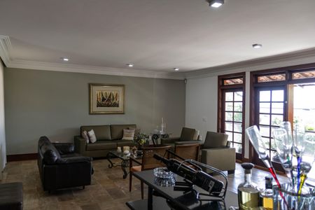 Casa à venda com 450m², 4 quartos e 4 vagas Casa à venda com 450m², 4 quartos e 4 vagasSala 1