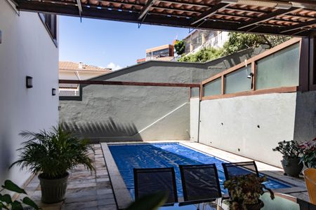 Casa à venda com 450m², 4 quartos e 4 vagas Casa à venda com 450m², 4 quartos e 4 vagasPiscina
