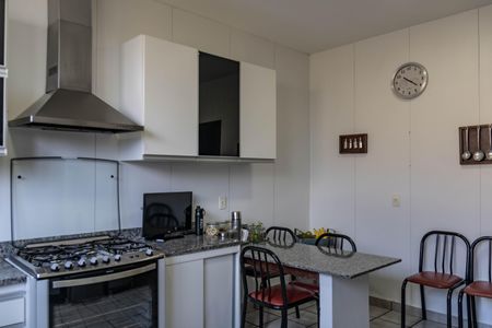 Casa à venda com 450m², 4 quartos e 4 vagas Casa à venda com 450m², 4 quartos e 4 vagasCozinha
