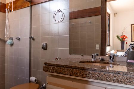 Casa à venda com 450m², 4 quartos e 4 vagas Casa à venda com 450m², 4 quartos e 4 vagasBanheiro Social