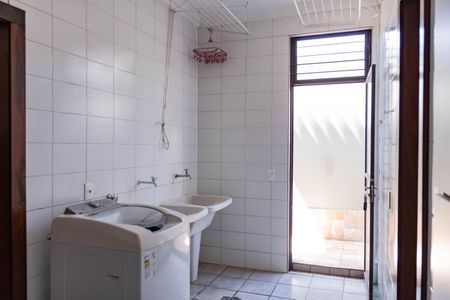 Casa à venda com 450m², 4 quartos e 4 vagas Casa à venda com 450m², 4 quartos e 4 vagasÁrea de Serviço