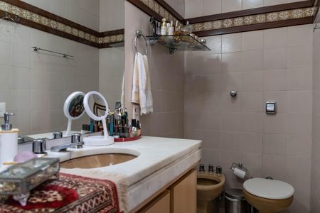 Casa à venda com 450m², 4 quartos e 4 vagas Casa à venda com 450m², 4 quartos e 4 vagasBanheiro da Suíte 2