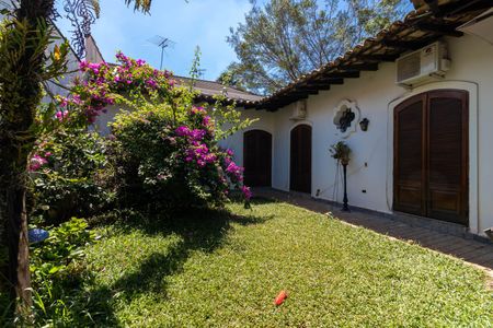 Casa para alugar com 460m², 4 quartos e 4 vagas Casa para alugar com 460m², 4 quartos e 4 vagasQuintal / Jardim