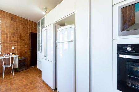 Casa para alugar com 460m², 4 quartos e 4 vagas Casa para alugar com 460m², 4 quartos e 4 vagasCozinha