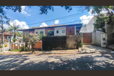 Casa para alugar com 460m², 4 quartos e 4 vagas Casa para alugar com 460m², 4 quartos e 4 vagasFachada