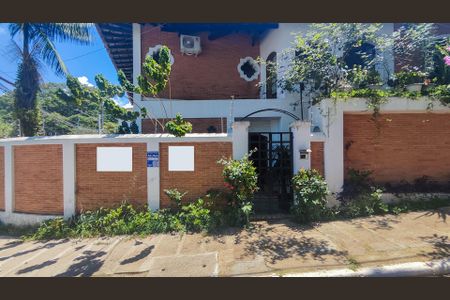 Casa para alugar com 460m², 4 quartos e 4 vagas Casa para alugar com 460m², 4 quartos e 4 vagasFachada