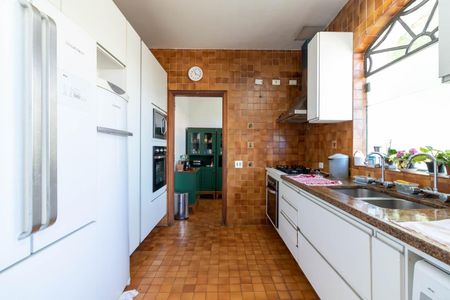 Casa para alugar com 460m², 4 quartos e 4 vagas Casa para alugar com 460m², 4 quartos e 4 vagasCozinha