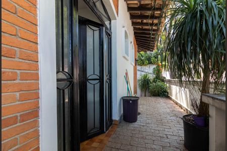 Casa para alugar com 460m², 4 quartos e 4 vagas Casa para alugar com 460m², 4 quartos e 4 vagasCorredor Lateral