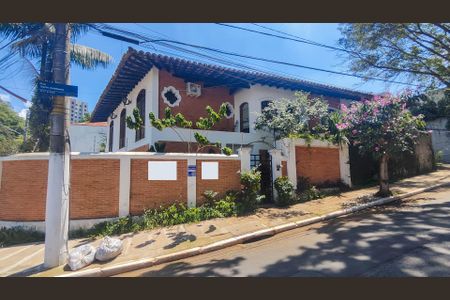 Casa para alugar com 460m², 4 quartos e 4 vagas Casa para alugar com 460m², 4 quartos e 4 vagasFachada