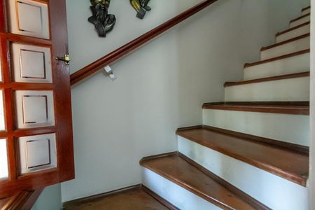 Casa à venda com 225m², 3 quartos e 6 vagasEscada