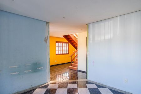 Casa à venda com 320m², 4 quartos e 2 vagas Casa à venda com 320m², 4 quartos e 2 vagasSala