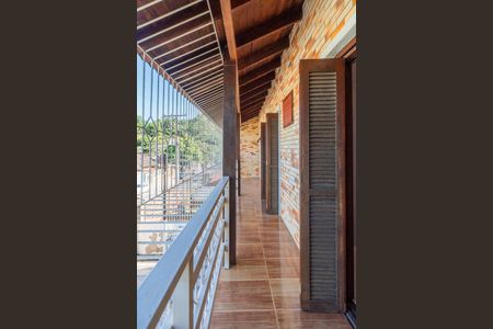 Casa à venda com 320m², 4 quartos e 2 vagas Casa à venda com 320m², 4 quartos e 2 vagasVaranda