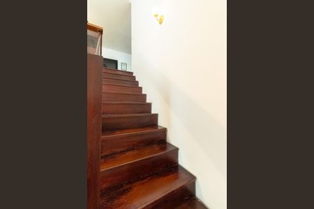 Apartamento à venda com 55m², 1 quarto e 1 vaga Apartamento à venda com 55m², 1 quarto e 1 vagaEscada