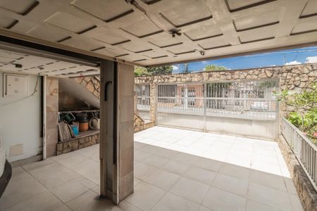 Casa à venda com 252m², 3 quartos e 4 vagas Casa à venda com 252m², 3 quartos e 4 vagasGaragem