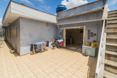 Casa à venda com 252m², 3 quartos e 4 vagas Casa à venda com 252m², 3 quartos e 4 vagasQuintal