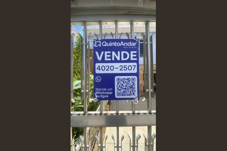 Casa à venda com 252m², 3 quartos e 4 vagas Casa à venda com 252m², 3 quartos e 4 vagasFachada + Placa