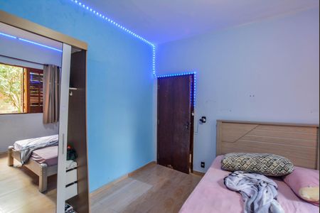 Casa à venda com 247m², 5 quartos e 3 vagas Casa à venda com 247m², 5 quartos e 3 vagasQuarto 2