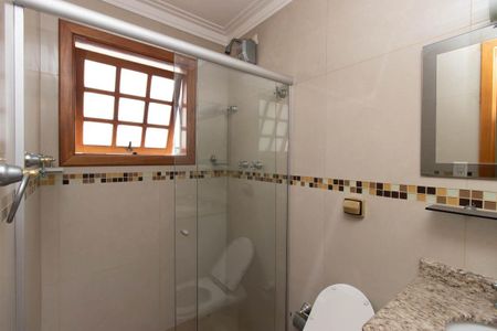 Casa à venda com 355m², 3 quartos e 9 vagasBanheiro da Suíte 2