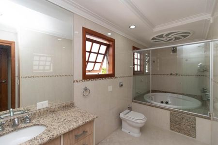 Casa à venda com 355m², 3 quartos e 9 vagasBanheiro da Suíte 1