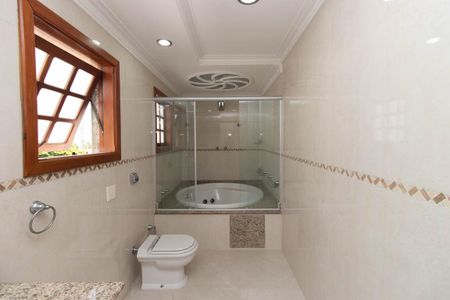 Casa à venda com 355m², 3 quartos e 9 vagasBanheiro da Suíte 1